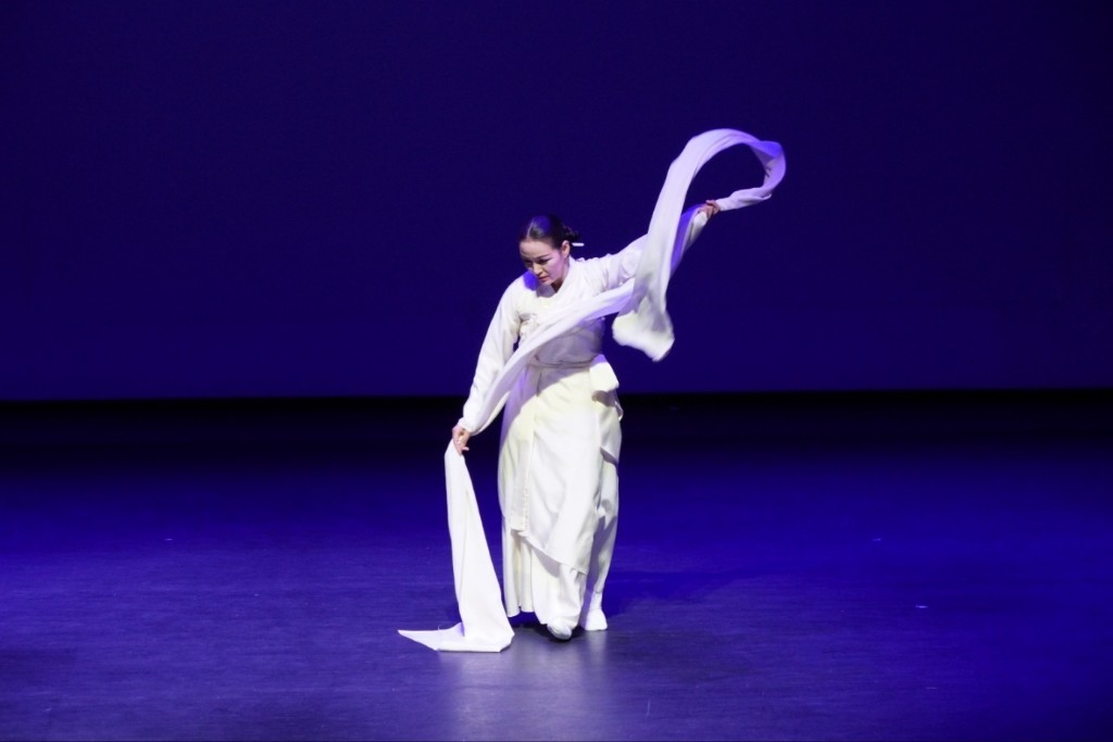 한누리예술단 흰 의상 무용 공연