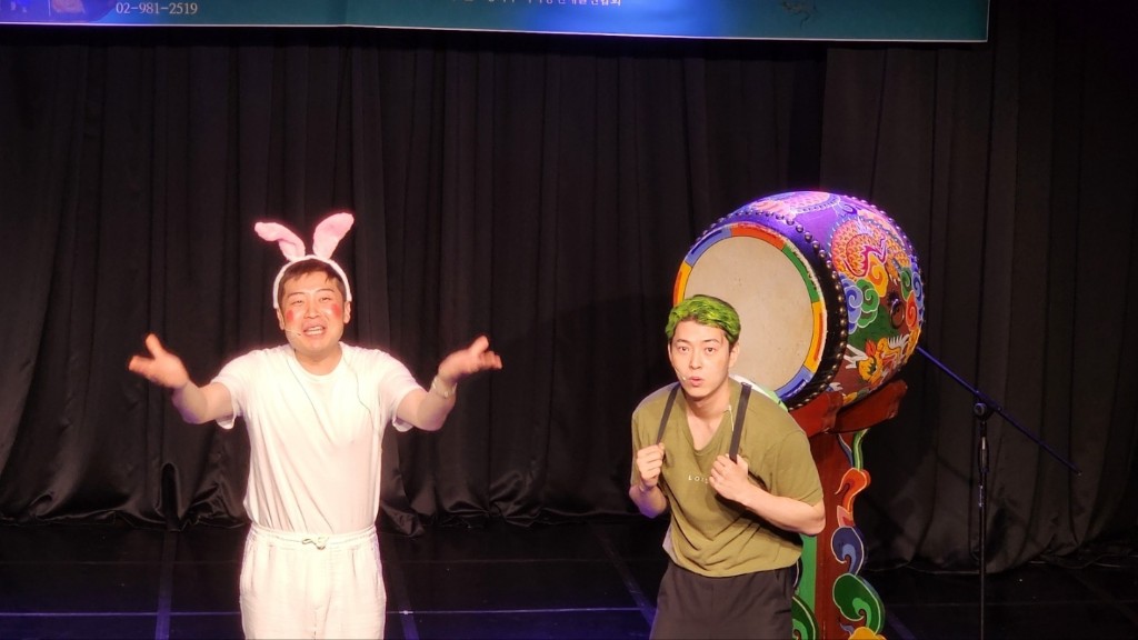 한누리예술단 공연 대기실 단원들