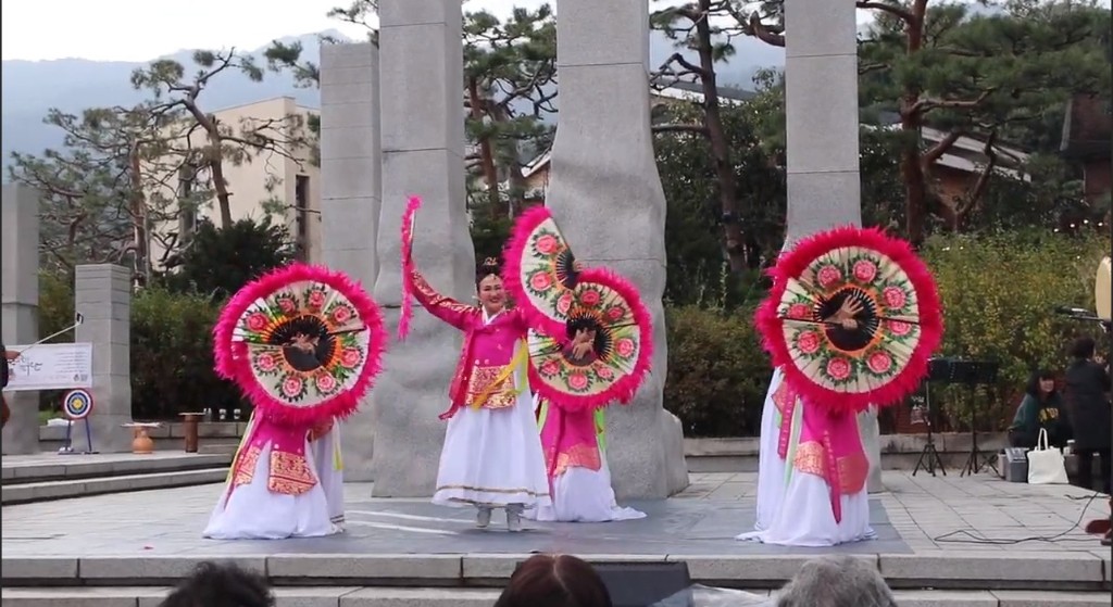 한누리예술단 공연 무대 뒤 모습