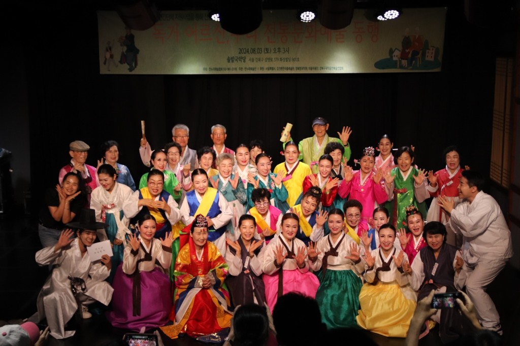 한누리예술단 경로 위문공연 단체사진