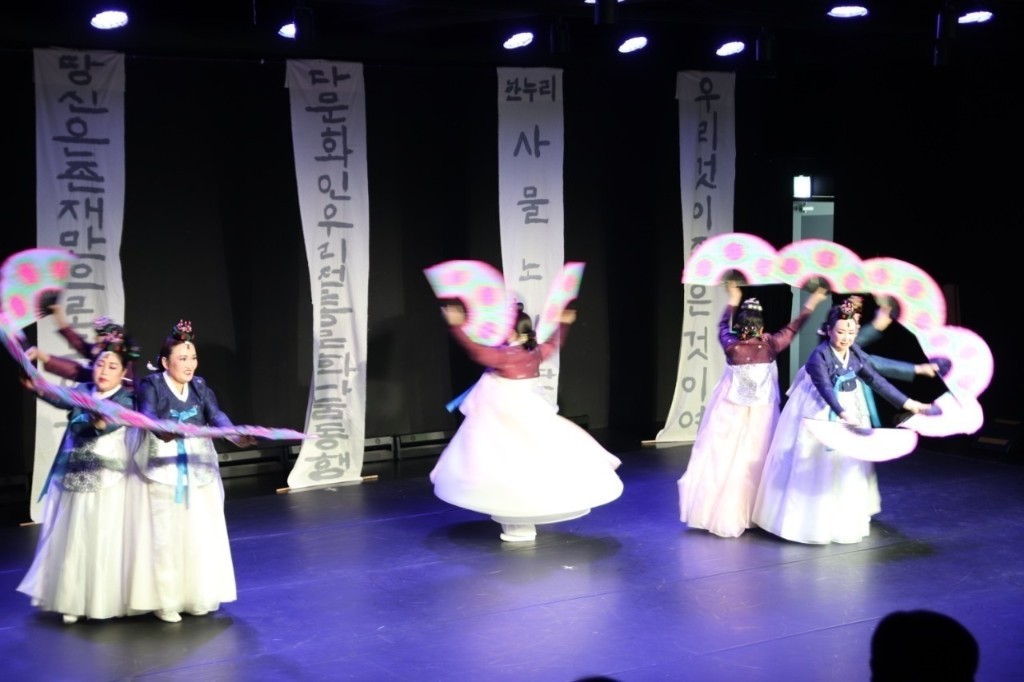 한누리예술단 공연 단체 기념사진