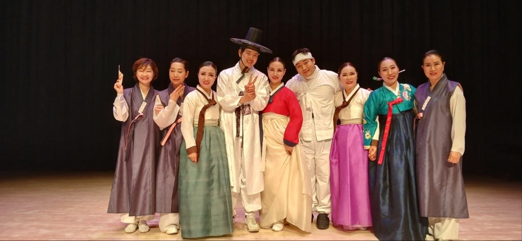 한누리예술단 공연 단체 기념사진