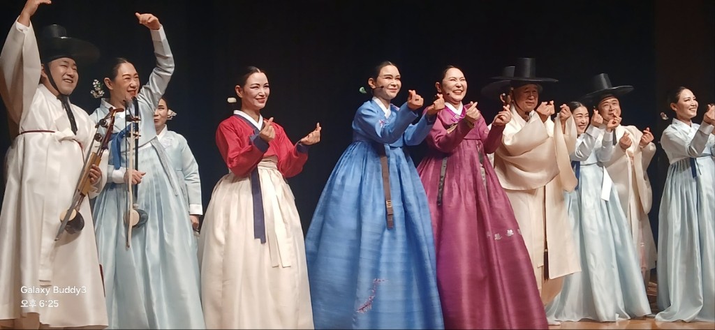 한누리예술단 흰 한복 군무 공연