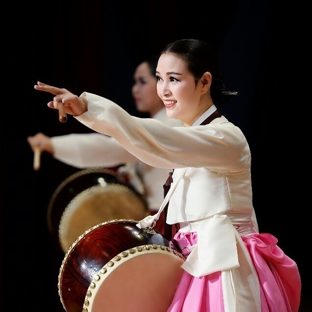 한누리예술단장 유미애 - 한복을 입고 장구를 치며 공연하는 모습